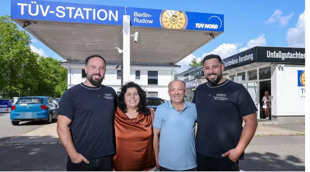 Kaya ailesi, TÜV NORD Berlin-Rudow muayene istasyonu önünde