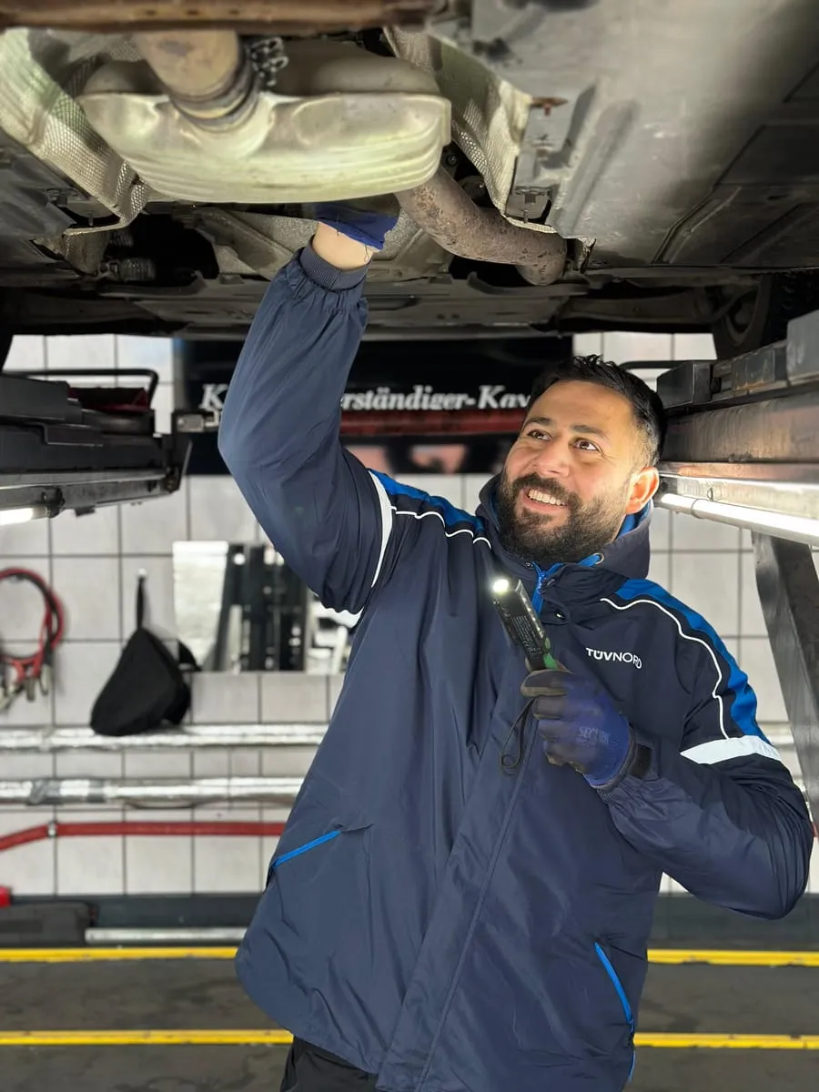 Serkan Kaya bei einer Fahrzeugprüfung in der TÜV-Werkstatt