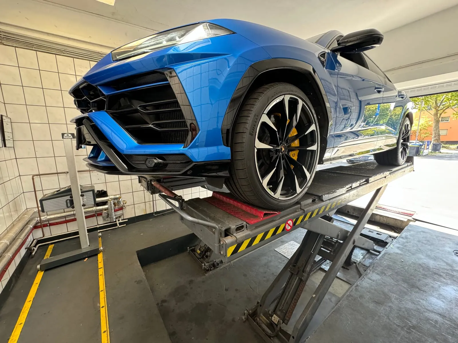 Ferrari auf der Hebebühne, Prüfstelle Kaya